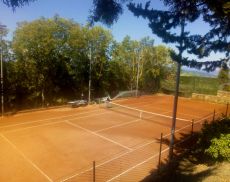 Il campo di tennis in terra rossa di Montalcino