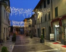 Via Romana a Torrenieri, con le luci di Natale accese