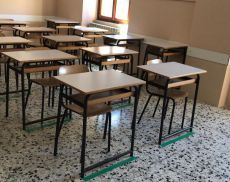 Aula con banchi distanziati al Liceo Linguistico Lambruschini di Montalcino
