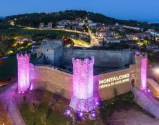 La Fortezza di Montalcino illuminata di rosa: foto del fotografo Fabio Muzzi