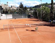 Il campo da tennis in terra rossa di Montalcino (foto: pagina Facebook Libertas Montalcino)