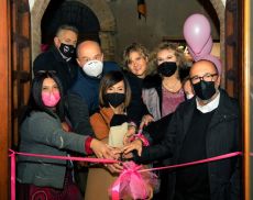 Il momento del taglio del nastro della sede