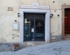 L'ingresso della Pasticceria Scheggi a Montalcino
