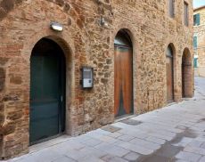 Ingresso ex palestra di Montalcino nel centro storico
