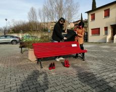 No alla violenza contro le donne. Inaugurata la panchina rossa a Torrenieri