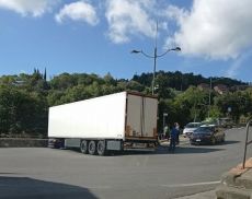 Il camion bloccato questa mattina a Montalcino