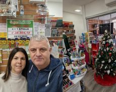 Massimiliano Bernazzi con la moglie Luisa all'interno della cartoleria