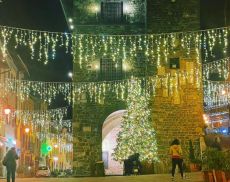 Montalcino illuminata durante le feste natalizie 2022/23