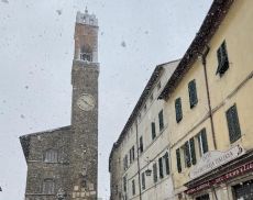 La torre di Montalcino imbiancata dalla neve