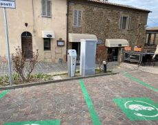 La colonnina di ricarica vicino alla Fortezza