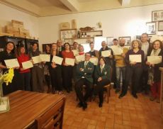 La consegna degli attestati ai partecipanti del corso dedicato all'olio di oliva