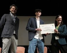Il vicesindaco Angelo Braconi, lo studente vincitore Alessandro Bianchini e la dirigente scolastica Nadia Riguccini