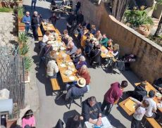 Tanta gente partecipa all'evento della colazione a Montisi