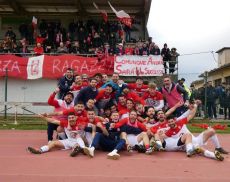 Il Torrenieri esulta dopo la vittoria contro il Casentino Academy
