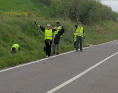 Volontari raccolgono rifiuti a San Giovanni d'Asso