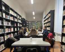 lettura alla biblioteca di Montalcino