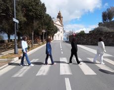 Quattro studenti del Liceo Linguistico ricreano la copertina di Abbey Road nel viale della Madonna del Soccorso