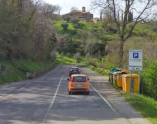 Un tratto della Sp 14 Traversa dei Monti, a ridosso del centro abitato di Montalcino