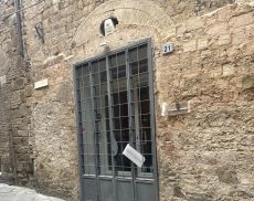 Insegna distrutta della Galleria La Linea 