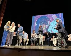 La figlia di Ezio Rivella riceve la bottiglia di Brunello 