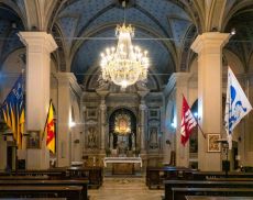 L'interno del Santuario della Madonna del Soccorso con il lampadario restaurato (foto Francesco Belviso)