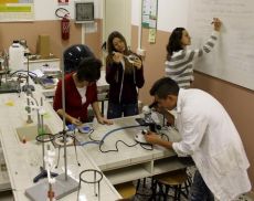 Il laboratorio di Scienza del Liceo Linguistico Lambruschini (foto ripresa dal sito dell'a scuola)