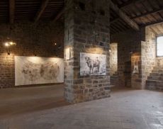 Allestimento della mostra Sulla Soglia, nella Fortezza di Montalcino. Foto: Daniele Fabiani