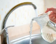 Acqua, un toscano su tre la beve dal rubinetto