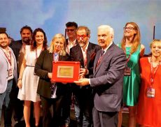 Alessandro Regoli e Irene Chiari ricevono il premio di Assoenologi