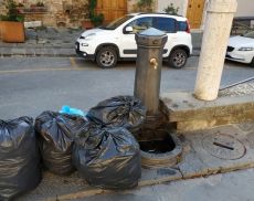 Lo strano punto di raccolta della nettezza urbana in Piazza Padella