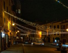 Montalcino illuminata nel periodo natalizio. Foto di Francesco Belviso