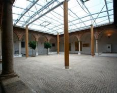 Il cortile del Museo Civico e Diocesano di Montalcino, nel chiostro di Sant’Agostino