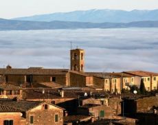 La chiesa di San Francesco si staglia su di un mare di nuvole