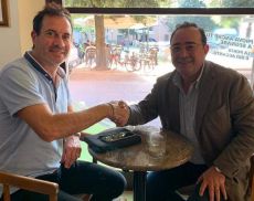 Il nuovo tecnico del Montalcino De Masi stringe la mano al Presidente Bernardo Losappio