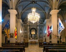 L'interno del Santuario della Madonna del Soccorso con il lampadario restaurato (foto Francesco Belviso)