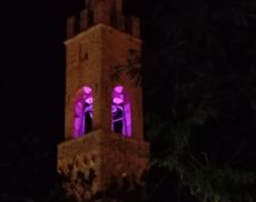 La torre del palazzo comunale storico di Montalcino illuminata di rosa
