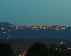 Montalcino tra le luci del giorno e le ombre della sera