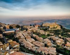 Una splendida veduta aerea di Montalcino