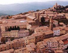 Una veduta aerea di Montalcino