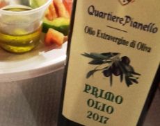 Una bottiglia di olio extravergine di oliva prodotta dal Quartiere Pianello