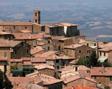 I tetti di Montalcino sulle Crete Senesi