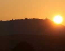 La luce del tramonto incendia la skyline di Montalcino