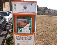 Il defibrillatore donato dal Consorzio del Brunello di Montalcino e installato nei pressi della Fortezza