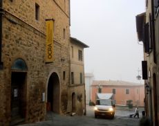 Parcheggi e traffico nel centro storico di Montalcino, i residenti ci hanno segnalato alcune problematiche