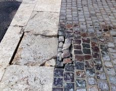 Un tratto della pavimentazione a Torrenieri attualmente rovinata
