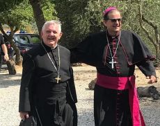 Don Giovanni Ferrari insieme all'arcivescovo Augusto Paolo Lojudice