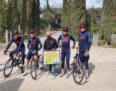 Paolo Bianchini in mezzo ai ciclisti del Team Ineos Grenadiers. Alla sua sinistra Egan Bernal