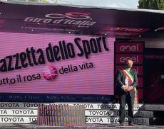 Il sindaco Silvio Franceschelli e il presidente del Consorzio del Brunello Fabrizio Bindocci sul palco dopo la Tappa del Brunello del Giro d'Italia
