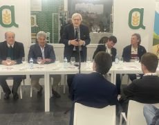 Vittorio Sgarbi a Vinitaly durante la tavolta rotonda sull'enoturismo