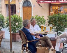 Michael Douglas a Montalcino. Credit foto: Franco Pazzaglia Caffè Fiaschetteria Italiana 1888.